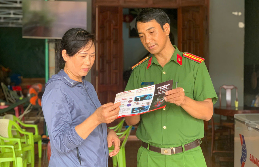 Cán bộ Công an thị trấn Chư Ty (huyện Đức Cơ) tuyên truyền cho người dân về phương thức, thủ đoạn của tội phạm lừa đảo trên không gian mạng. Ảnh: R.P Cán bộ Công an thị trấn Chư Ty (huyện Đức Cơ) tuyên truyền cho người dân về phương thức, thủ đoạn của tội phạm lừa đảo trên không gian mạng. Ảnh: R.P