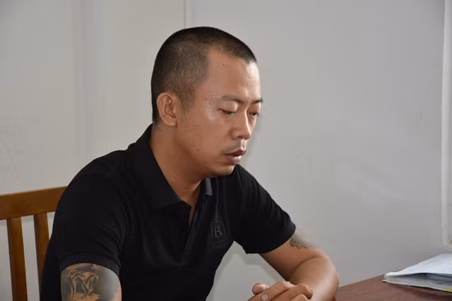 Phạm Anh Cường cùng tang vật vụ án. Ảnh: Công an Quảng Nam