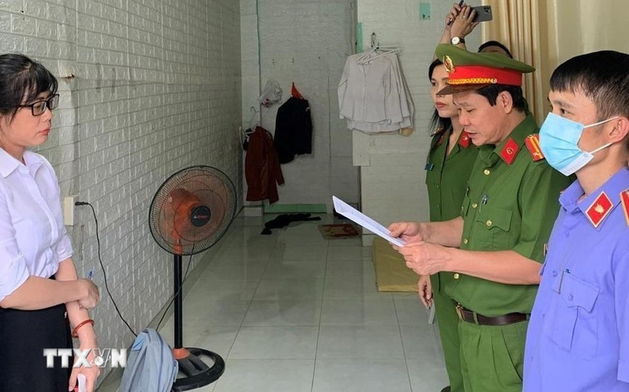 Cơ quan Cảnh sát điều tra Công an thành phố Biên Hòa thi hành Lệnh khởi tố bị can, Lệnh khám xét nơi ở của Lâm Thị Ngọc Tuyền. (Ảnh: Đình Biên/TTXVN phát) Cơ quan Cảnh sát điều tra Công an thành phố Biên Hòa thi hành Lệnh khởi tố bị can, Lệnh khám xét nơi ở của Lâm Thị Ngọc Tuyền. (Ảnh: Đình Biên/TTXVN phát)