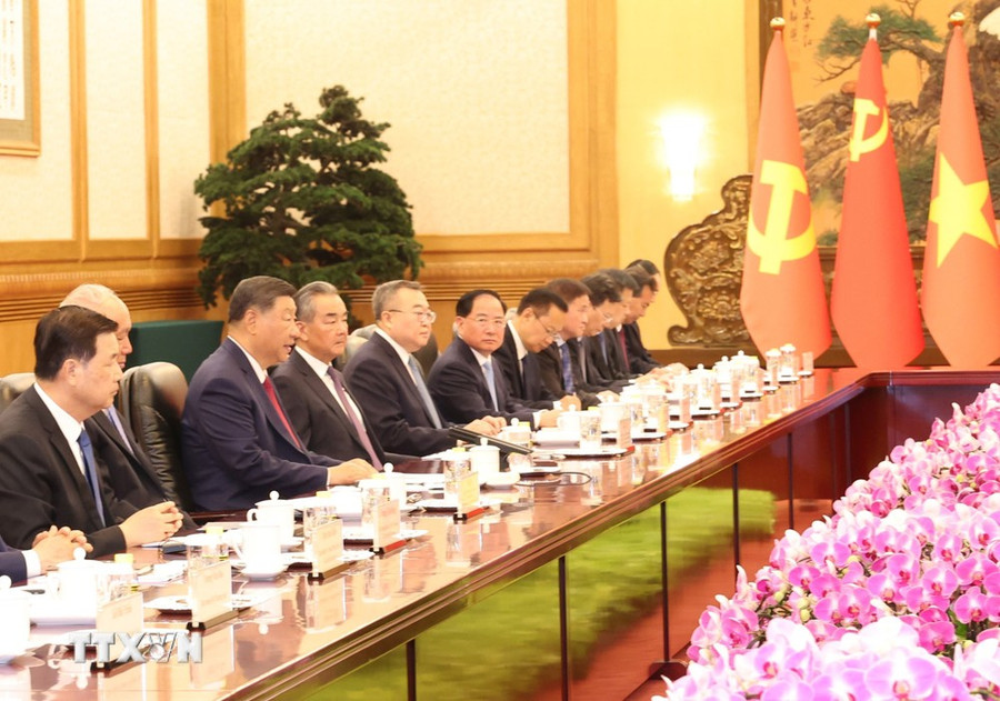 Tổng Bí thư, Chủ tịch nước Trung Quốc Tập Cận Bình và Đoàn cấp cao Trung Quốc tại cuộc hội đàm. (Ảnh: Trí Dũng/TTXVN) Tổng Bí thư, Chủ tịch nước Trung Quốc Tập Cận Bình và Đoàn cấp cao Trung Quốc tại cuộc hội đàm. (Ảnh: Trí Dũng/TTXVN)