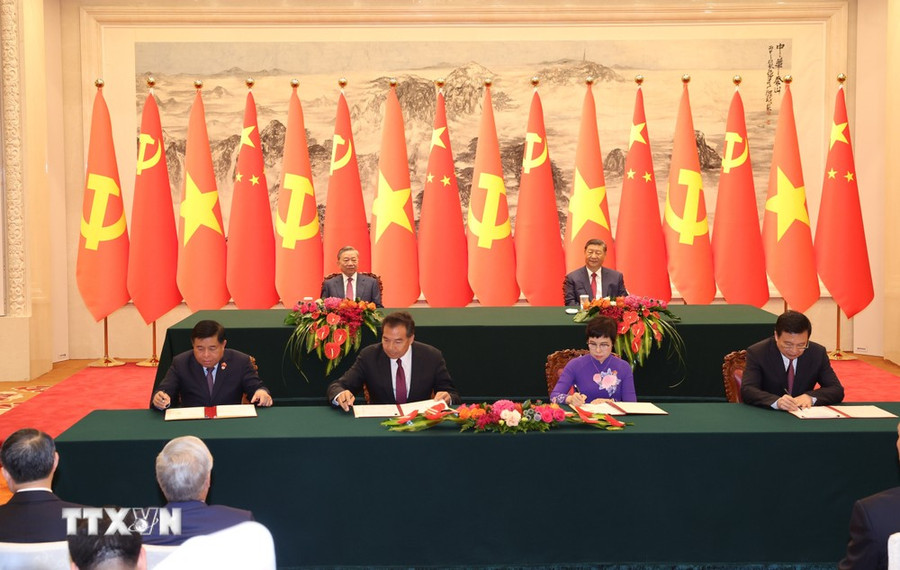 Lễ ký Thỏa thuận hợp tác nghiệp vụ giữa Thông tấn xã Việt Nam với Tân Hoa xã (bên phải) và hợp tác về đầu tư (bên trái) giữa hai nước. (Ảnh: Trí Dũng/TTXVN) Lễ ký Thỏa thuận hợp tác nghiệp vụ giữa Thông tấn xã Việt Nam với Tân Hoa xã (bên phải) và hợp tác về đầu tư (bên trái) giữa hai nước. (Ảnh: Trí Dũng/TTXVN)