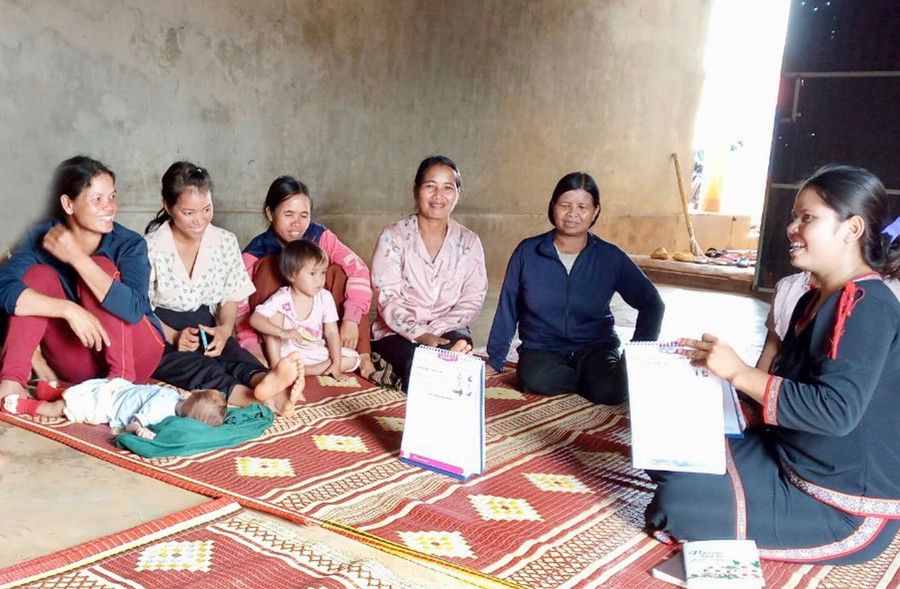 Nhân viên y tế thôn bản xã Đê Ar (huyện Mang Yang) tuyên truyền về khám sức khỏe tiền hôn nhân cho người dân. Ảnh: N.N Nhân viên y tế thôn bản xã Đê Ar (huyện Mang Yang) tuyên truyền về khám sức khỏe tiền hôn nhân cho người dân. Ảnh: N.N