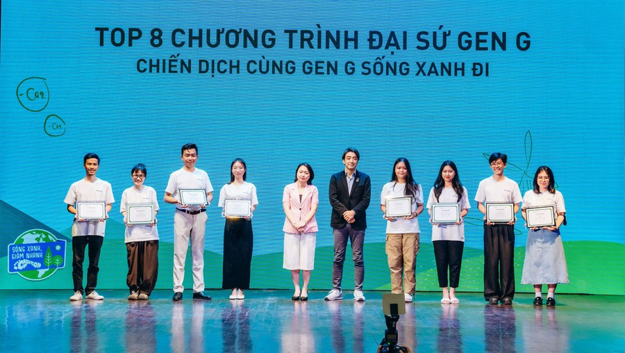 Nhóm sinh viên Đại học Kinh tế Quốc dân đạt giải trong chiến dịch “Cùng gen G sống xanh đi”. (Ảnh: NVCC)