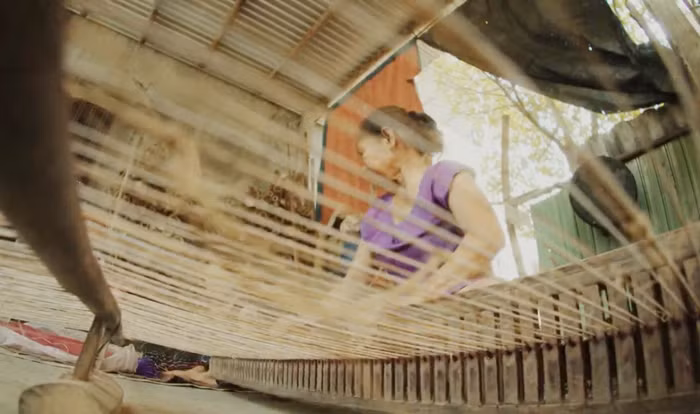 Bà Thông vẫn dệt chiếu, nhưng họa hoằn, khi có khách du lịch đến làng tham quan, khi có đặt hàng hoặc vào độ tết.