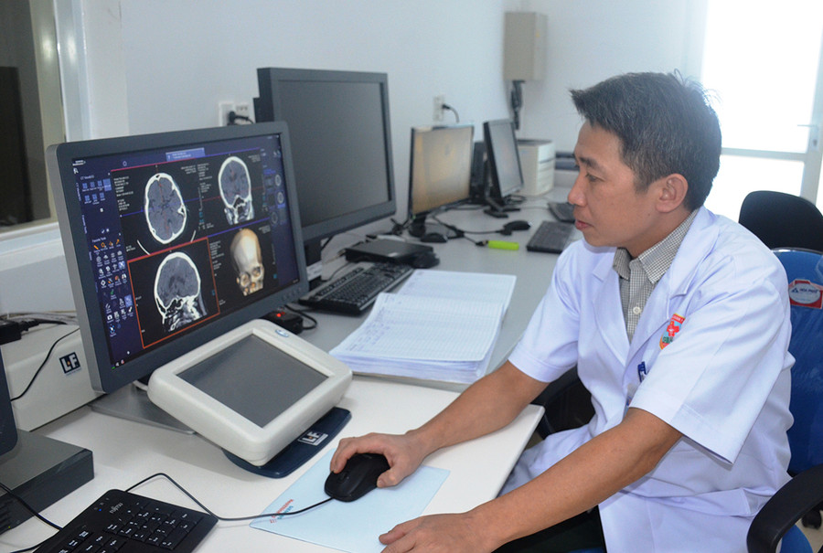 Bác sĩ Trần Đại Cường nghiên cứu hình ảnh một ca bệnh chấn thương sọ não. Ảnh: V.H Bác sĩ Trần Đại Cường nghiên cứu hình ảnh một ca bệnh chấn thương sọ não. Ảnh: V.H