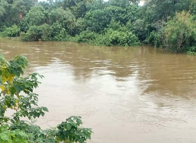 Khúc sông nơi người dân phát hiện cháu bé Khúc sông nơi người dân phát hiện cháu bé