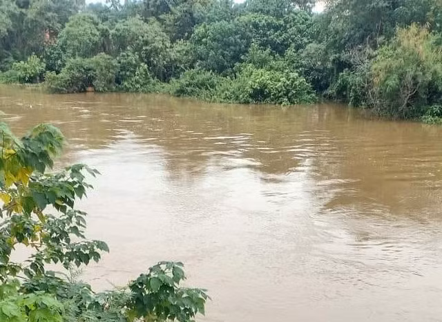 Khúc sông nơi người dân phát hiện cháu bé