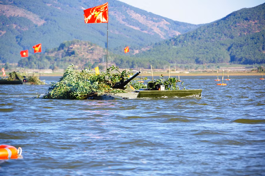 Sư đoàn 320 huấn luyện xe tăng vượt sông. Ảnh: Thiên Thanh