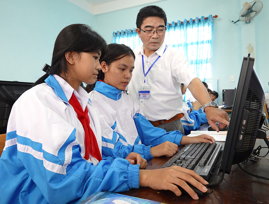 Thầy Nguyễn Tùng Linh hướng dẫn học sinh thực hành môn Tin học. Ảnh: M.T Thầy Nguyễn Tùng Linh hướng dẫn học sinh thực hành môn Tin học. Ảnh: M.T