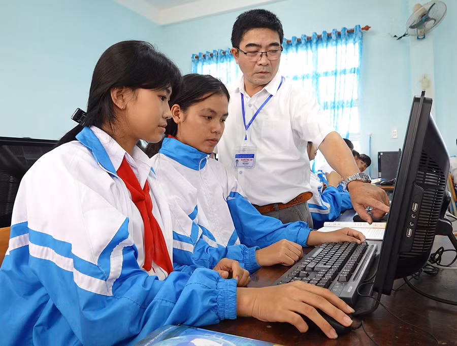 Thầy Nguyễn Tùng Linh hướng dẫn học sinh thực hành môn Tin học. Ảnh: M.T