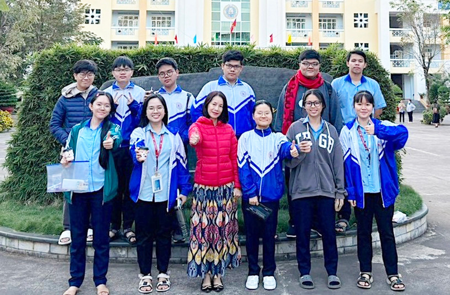 Nguyễn Thị Yến Nhi (hàng đầu, bìa trái) chụp ảnh cùng giáo viên và các bạn trong đội tuyển tham gia kỳ thi học sinh giỏi quốc gia môn Tiếng Anh. Ảnh: NVCC Nguyễn Thị Yến Nhi (hàng đầu, bìa trái) chụp ảnh cùng giáo viên và các bạn trong đội tuyển tham gia kỳ thi học sinh giỏi quốc gia môn Tiếng Anh. Ảnh: NVCC