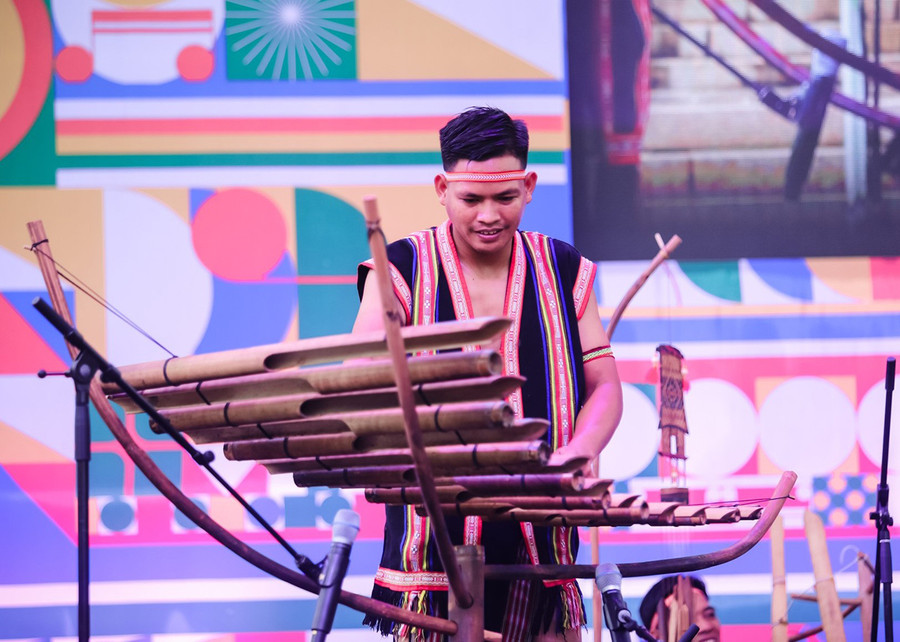 Anh Puih Bơn thường xuyên tham gia biểu diễn nhạc cụ truyền thống của dân tộc tại các hội thi, liên hoan văn nghệ (ảnh nhân vật cung cấp).