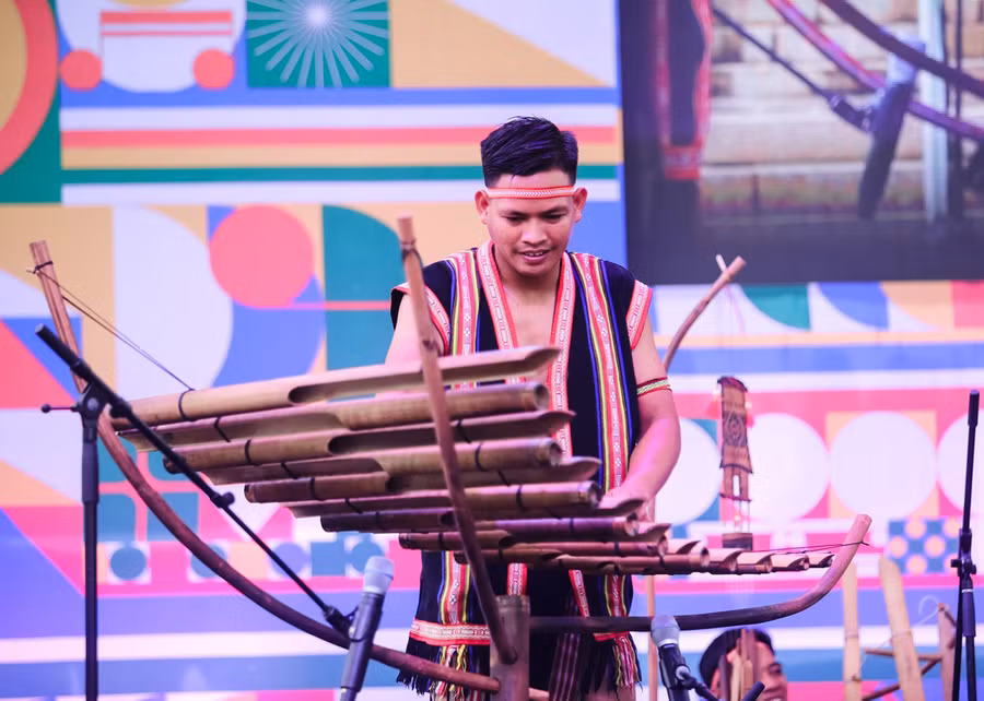 Anh Puih Bơn thường xuyên tham gia biểu diễn nhạc cụ truyền thống của dân tộc tại các hội thi, liên hoan văn nghệ (ảnh nhân vật cung cấp).