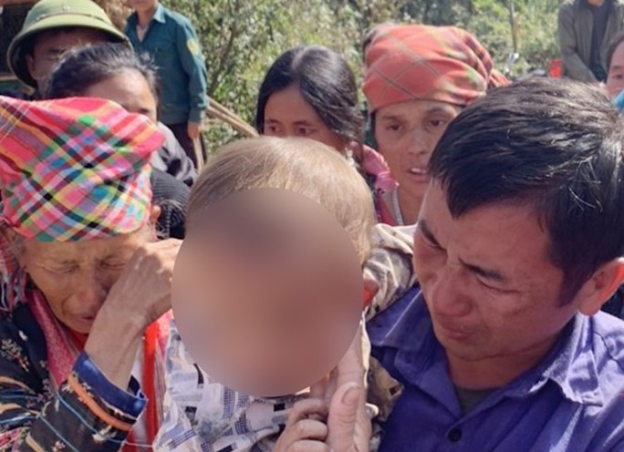 Bé trai được tìm thấy sau gần 20 giờ đi lạc. Ảnh: Cơ quan chức năng cung cấp