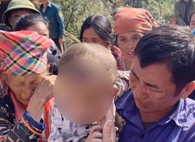 Bé trai được tìm thấy sau gần 20 giờ đi lạc. Ảnh: Cơ quan chức năng cung cấp