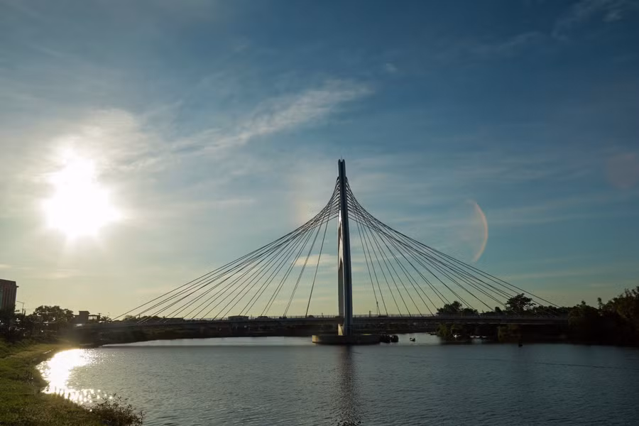 Dự án cầu dây văng sông Hiếu được khởi công vào tháng 4.2020 và hiện đang trong những công đoạn cuối cùng. Ảnh: Bảo Khánh