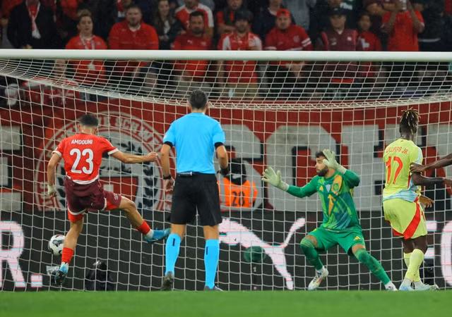 Zeki Amdouni thu hẹp tỉ số còn 1-2 cho Thụy Sĩ