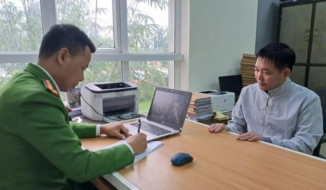 Đối tượng Lưu Khắc Tùng tại cơ quan công an. Ảnh: Công an cung cấp