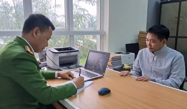 Đối tượng Lưu Khắc Tùng tại cơ quan công an. Ảnh: Công an cung cấp