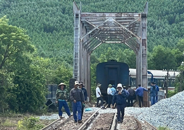 Đoàn tàu SE6 dừng lại khi toa xe số 6 bị trật bánh. Đoàn tàu SE6 dừng lại khi toa xe số 6 bị trật bánh.