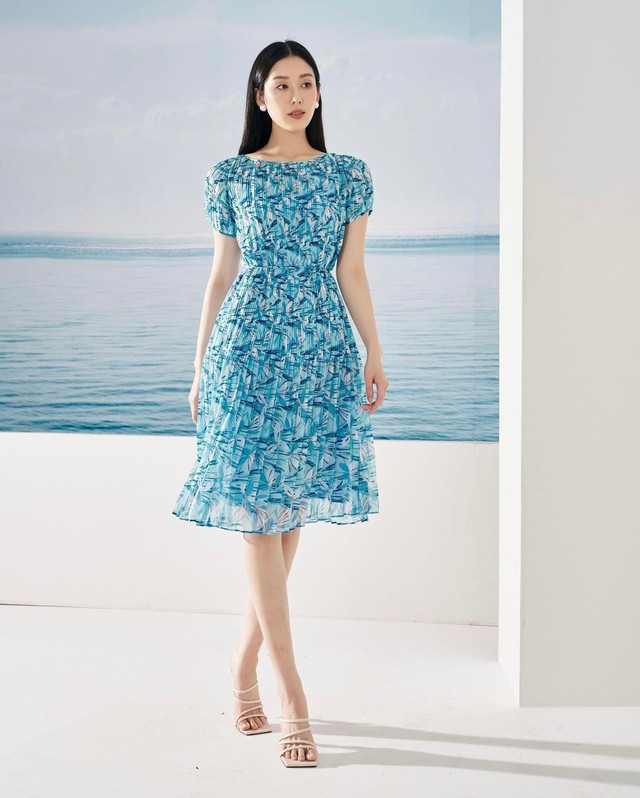 Thiết kế đầm họa tiết hoa lá sử dụng chất liệu tơ lụa mỏng nhẹ, mềm mại mang đến cảm giác thoải mái và dễ chịu cho người mặc. Với sắc xanh dương tươi trẻ làm chủ đạo, mẫu váy là lựa chọn hoàn hảo cho những ngày hè nóng bức. Thiết kế đầm họa tiết hoa lá sử dụng chất liệu tơ lụa mỏng nhẹ, mềm mại mang đến cảm giác thoải mái và dễ chịu cho người mặc. Với sắc xanh dương tươi trẻ làm chủ đạo, mẫu váy là lựa chọn hoàn hảo cho những ngày hè nóng bức.