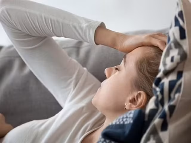 Nằm xuống cảm thấy chóng mặt là dấu hiệu bệnh gì ? - Ảnh 1. Xoay chuyển đầu nhiều khi nằm hoặc nằm lâu một chỗ có thể gây chóng mặt tư thế kịch phát lành tính. Ảnh: SHUTTERSTOCK