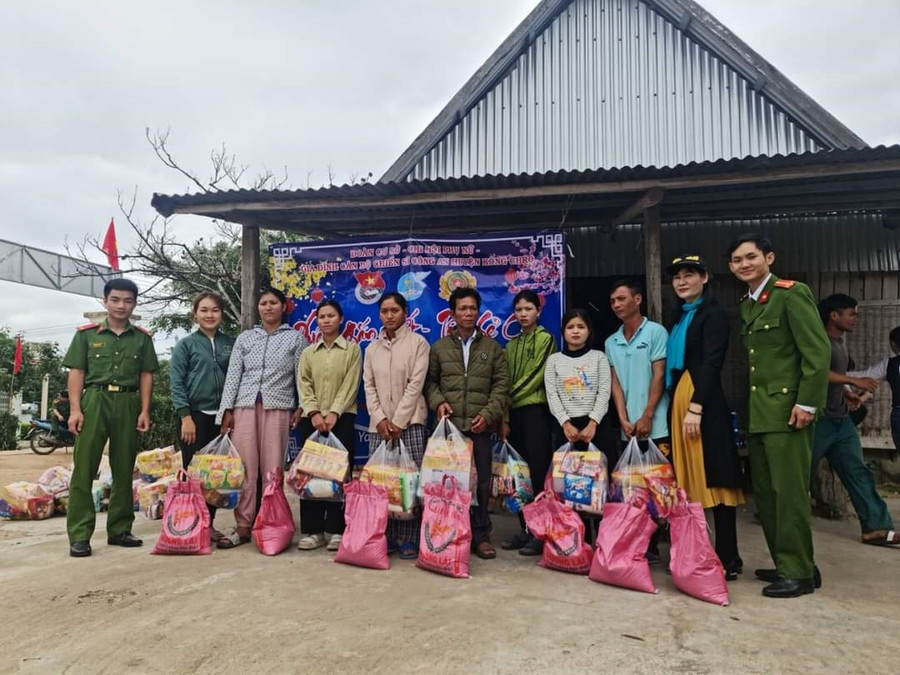 Công an huyện Kông Chro tặng quà các hộ gia đình khó khăn ở làng Huynh Đak, xã Kông Yang. Ảnh: R&apos;Ô HOK