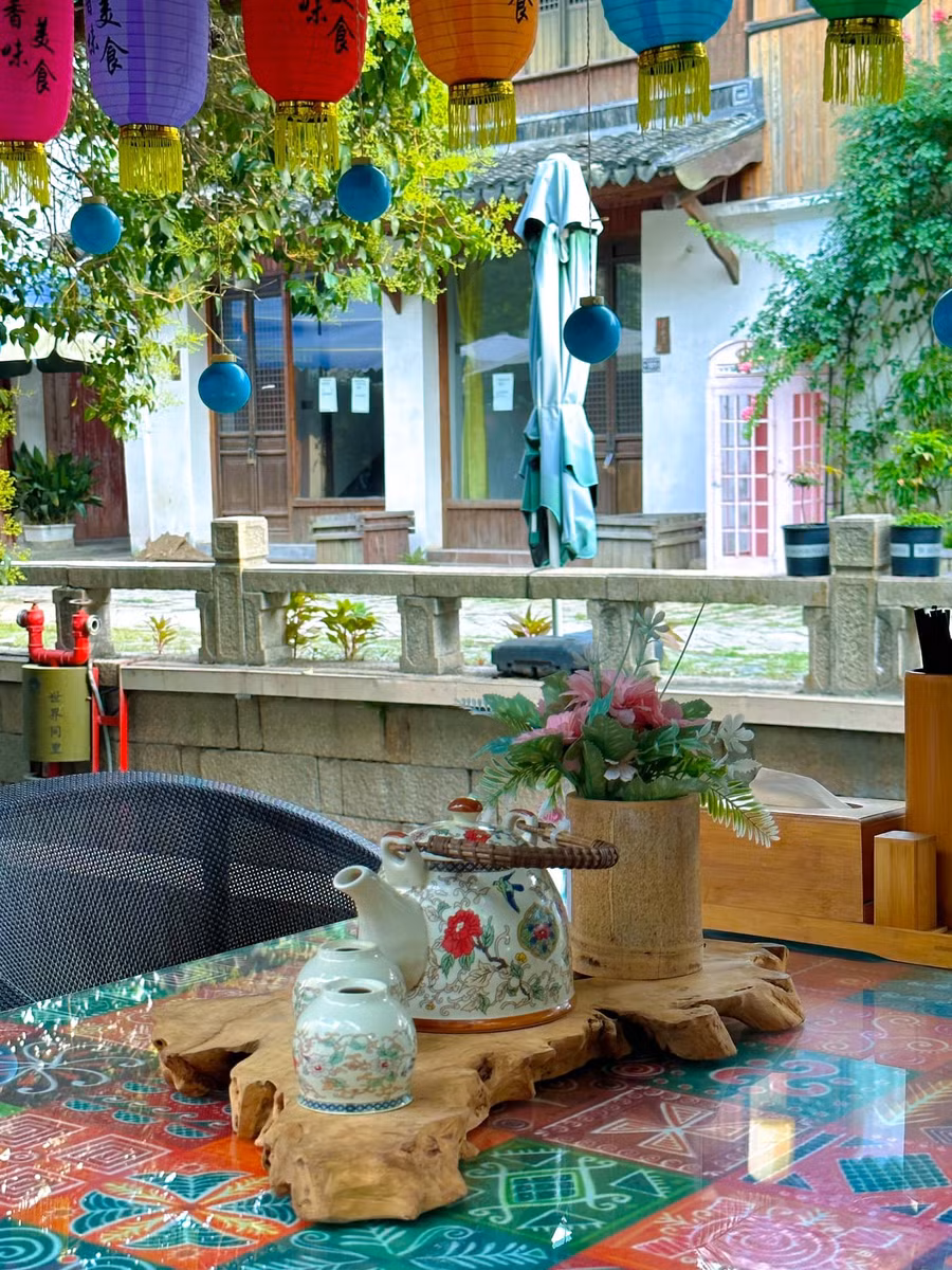 Phạm Thảo cũng lưu ý, du khách tới thăm cổ trấn Đồng Lý vào mùa hè có thể sẽ tận hưởng trọn vẹn bầu không khí bình yên nơi đây nhưng thời tiết khá khắc nghiệt, nắng nóng ảnh hưởng đến hoạt động đi dạo. Du khách cũng có thể dừng chân ở các quán cà phê ven hai bờ sông để vừa ngắm cảnh vừa thư giãn.