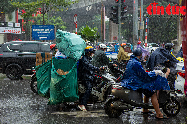 Chiều tối Bắc Bộ và Tây Nguyên, Nam Bộ mưa dông.