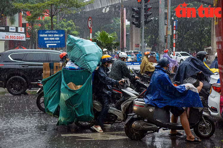 Chiều tối Bắc Bộ và Tây Nguyên, Nam Bộ mưa dông.
