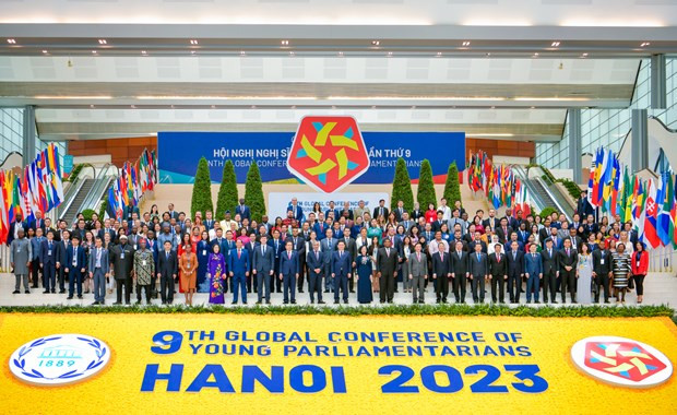 Các đại biểu chụp ảnh kỷ niệm tại Trung tâm Hội nghị Quốc gia. (Ảnh: Minh Sơn/Vietnam+)