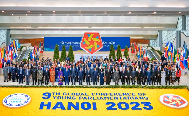 Các đại biểu chụp ảnh kỷ niệm tại Trung tâm Hội nghị Quốc gia. (Ảnh: Minh Sơn/Vietnam+) Các đại biểu chụp ảnh kỷ niệm tại Trung tâm Hội nghị Quốc gia. (Ảnh: Minh Sơn/Vietnam+)