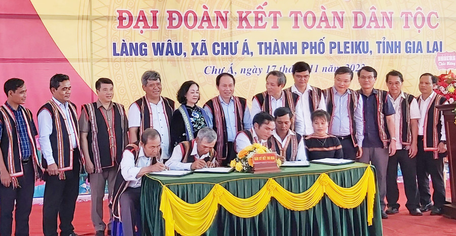 Các đồng chí lãnh đạo Trung ương, tỉnh và địa phương dự ngày Hội đại đoàn kết toàn dân tộc tại làng Wâu, xã Chư Á, TP. Pleiku. Ảnh: Ngọc Anh Các đồng chí lãnh đạo Trung ương, tỉnh và địa phương dự ngày Hội đại đoàn kết toàn dân tộc tại làng Wâu, xã Chư Á, TP. Pleiku. Ảnh: Ngọc Anh