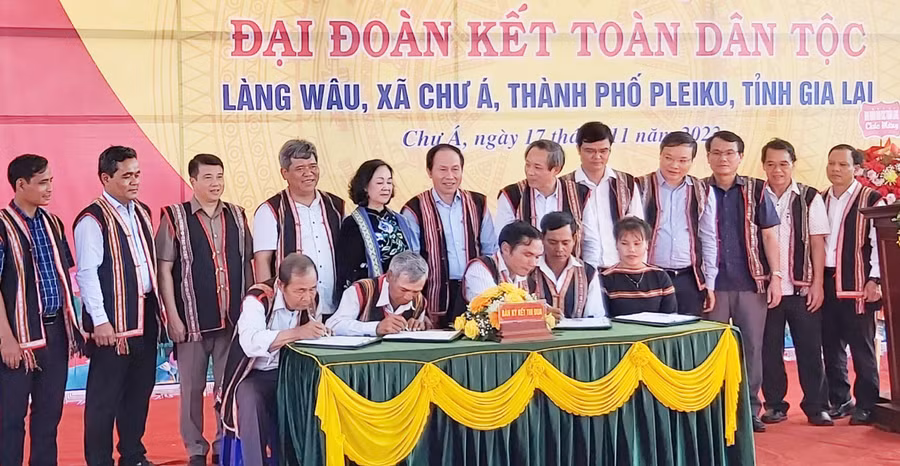 Các đồng chí lãnh đạo Trung ương, tỉnh và địa phương dự ngày Hội đại đoàn kết toàn dân tộc tại làng Wâu, xã Chư Á, TP. Pleiku. Ảnh: Ngọc Anh