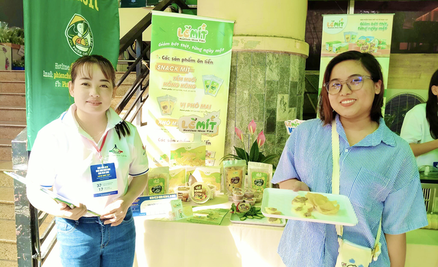 Chị Nhung (trái) đưa các sản phẩm từ mít tham gia Phiên chợ Xanh tử tế. Ảnh: Thanh Duy Chị Nhung (trái) đưa các sản phẩm từ mít tham gia Phiên chợ Xanh tử tế. Ảnh: Thanh Duy