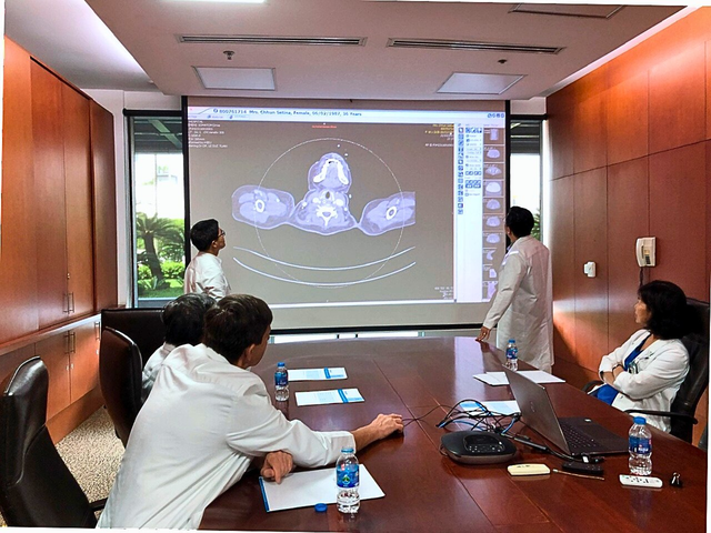 Các bác sĩ hội chẩn liên tục để tìm nguyên nhân chảy máu của sản phụ