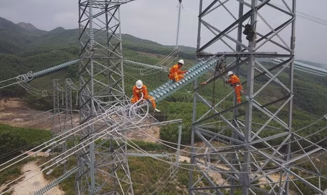 Việc hoàn thành các dự án đường dây 500 kV từ Quảng Trạch (Quảng Bình) đến Phố Nối (Hưng Yên) trước 30-6-2024 là yêu cầu cấp thiết nhằm bảo đảm cung ứng đủ điện cho miền Bắc. Ảnh nguồn VGP
