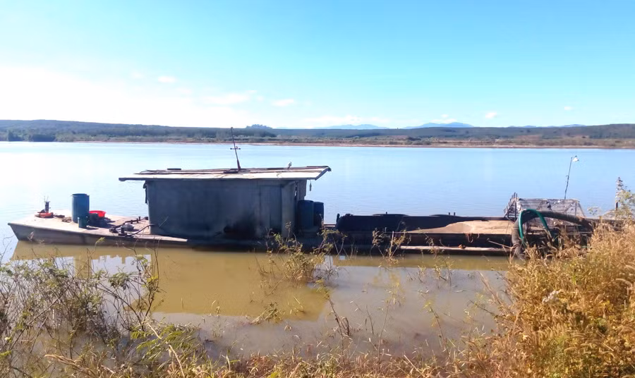 Một tàu hút cát trên lòng hồ thủy điện Ya Ly. Ảnh: H.L Một tàu hút cát trên lòng hồ thủy điện Ya Ly. Ảnh: H.L