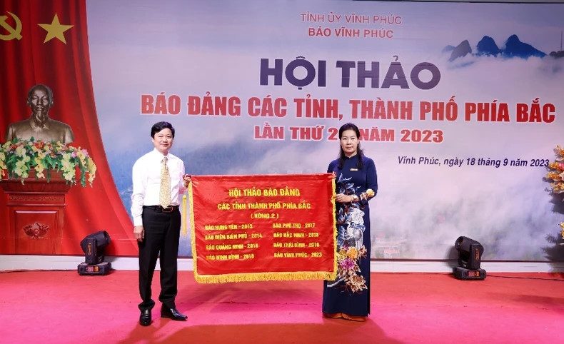Lãnh đạo Báo Vĩnh Phúc trao cờ luân lưu đăng cai hội thảo cho Báo Bắc Giang. Lãnh đạo Báo Vĩnh Phúc trao cờ luân lưu đăng cai hội thảo cho Báo Bắc Giang.