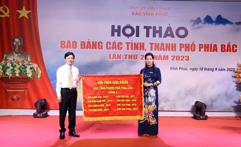 Lãnh đạo Báo Vĩnh Phúc trao cờ luân lưu đăng cai hội thảo cho Báo Bắc Giang.