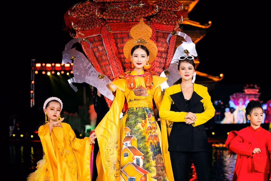 Với bộ sưu tập áo dài Tinh hoa cố đô, Thạch Linh lựa chọn Hoa hậu Lê Nguyễn Bảo Ngọc cho vai trò kết màn. Theo tiết lộ, bộ áo dài này sẽ được nhà thiết kế tặng lại cho quê hương Ninh Bình với mong muốn quảng bá du lịch. Ảnh: Team Kiếng Cận