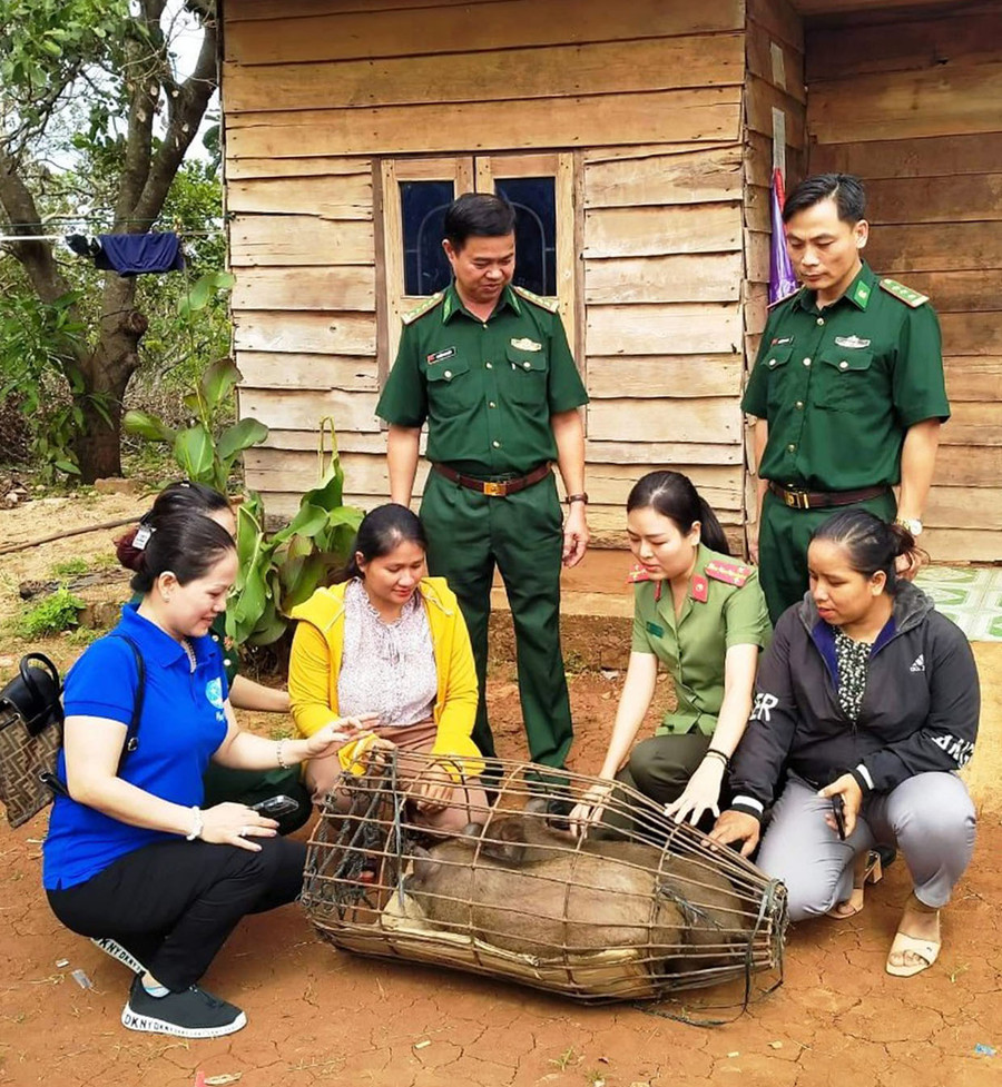 Bộ Chỉ huy Bộ đội Biên phòng tỉnh phối hợp với Hội Phụ nữ Bộ đội Biên phòng Đà Nẵng tặng mô hình sinh kế cho người nghèo. Ảnh: V.H