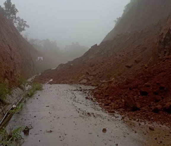 Hàng trăm khối đất, đá sạt lở xuống đường E Chu Cấp