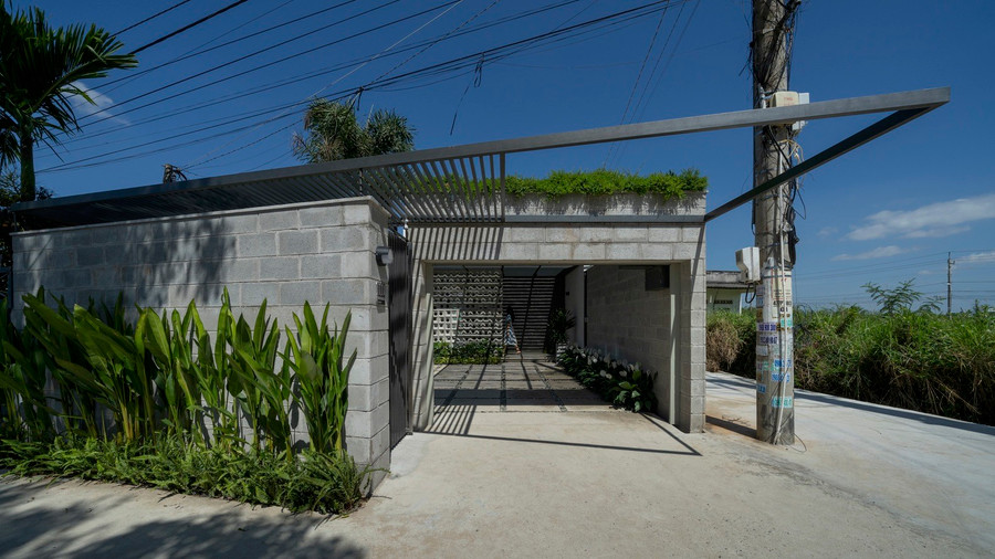 Đây là một ngôi nhà vườn nằm ở ngoại ô TP biển Phan Thiết (Bình Thuận). Gia chủ mong muốn nơi này sẽ giúp gia đình có thêm không gian sống để gắn kết các thành viên trong nhà cũng như gần gũi với thiên nhiên hơn.