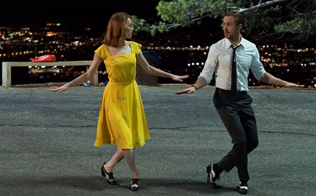 Mia (Emma Stone), một nữ diễn viên đầy tham vọng cùng với Seb (Ryan Gosling), một nghệ sĩ piano jazz chìm đắm trong sự thuần khiết của tình yêu. ẢNH: VARIETY