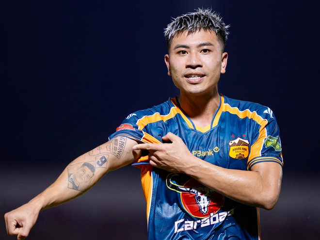 Đinh Thanh Bình quân bình tỷ số thành 1-1 cho LPBank HAGL. Ảnh: ĐỘC LẬP Đinh Thanh Bình quân bình tỷ số thành 1-1 cho LPBank HAGL. Ảnh: ĐỘC LẬP