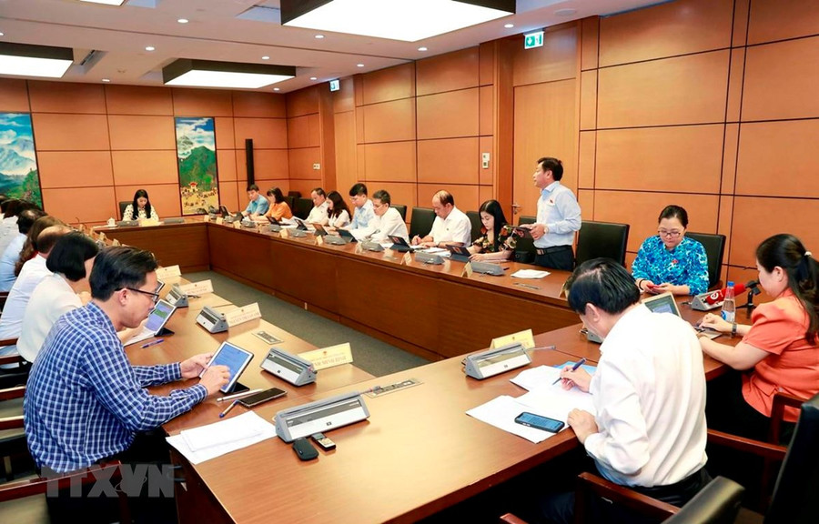 Đoàn đại biểu Quốc hội các tỉnh Vĩnh Phúc, Gia Lai, Vĩnh Long và Lào Cai thảo luận ở tổ. (Ảnh: Doãn Tấn/TTXVN) Đoàn đại biểu Quốc hội các tỉnh Vĩnh Phúc, Gia Lai, Vĩnh Long và Lào Cai thảo luận ở tổ. (Ảnh: Doãn Tấn/TTXVN)