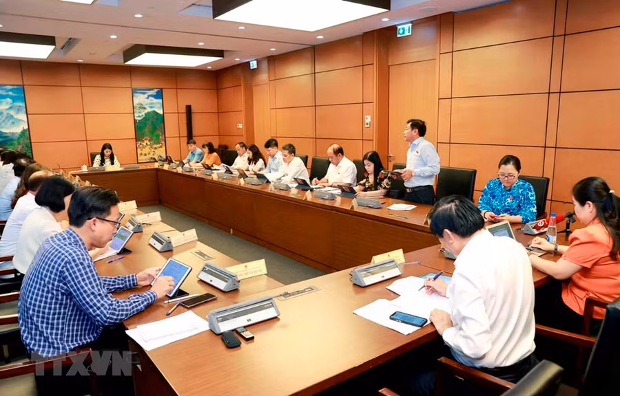 Đoàn đại biểu Quốc hội các tỉnh Vĩnh Phúc, Gia Lai, Vĩnh Long và Lào Cai thảo luận ở tổ. (Ảnh: Doãn Tấn/TTXVN)