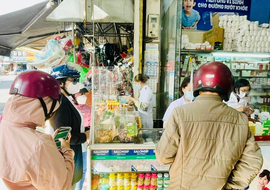 Việc tự ý chẩn bệnh và mua thuốc cho con uống sẽ gây ra nhiều tác hại cho sức khỏe nhất là trẻ nhỏ. Ảnh: Như Nguyện Việc tự ý chẩn bệnh và mua thuốc cho con uống sẽ gây ra nhiều tác hại cho sức khỏe nhất là trẻ nhỏ. Ảnh: Như Nguyện