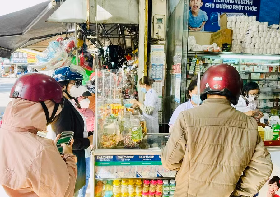 Việc tự ý chẩn bệnh và mua thuốc cho con uống sẽ gây ra nhiều tác hại cho sức khỏe nhất là trẻ nhỏ. Ảnh: Như Nguyện